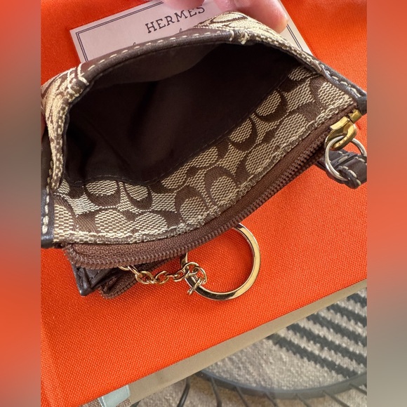 COACH Credit Card Pouch with Key Ring. Gold Hardware. EXCELLENT condition. - Picture 4 of 5